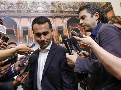 El líder del Movimiento Cinco Estrellas, Luigi Di Maio, este miércoles rodeado de periodistas en la Cámara de los Diputados, en Roma. 