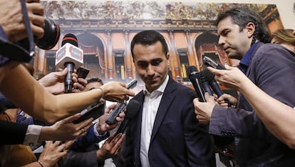 El líder del Movimiento Cinco Estrellas, Luigi Di Maio, este miércoles rodeado de periodistas en la Cámara de los Diputados, en Roma. 