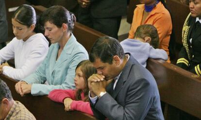 President Correa prays during Mass with his family.