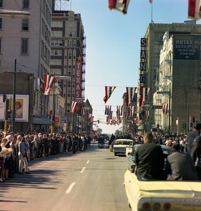 22 de noviembre de 1963. El presidente Kennedy comienza su recorrido por las calles de Dallas (Texas).