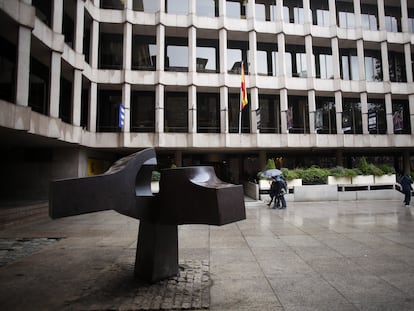 Escultura "Lugar de Encuentros II" de Eduardo Chillida frente al edificio-sede del Ministerio de Educación, Cultura y Deportes, en la plaza del Rey de Madrid.