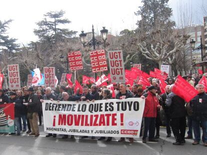 Una concentraci&oacute;n de jubilados protesta frente a la Delegaci&oacute;n del Gobierno en La Rioja.