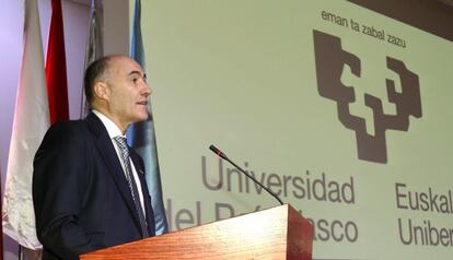 El rector de la UPV, Iñaki Goirizelaia, durante su intervención en el claustro de la universidad.