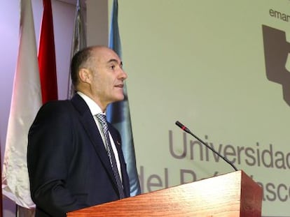 El rector de la UPV, Iñaki Goirizelaia, durante su intervención en el claustro de la universidad.