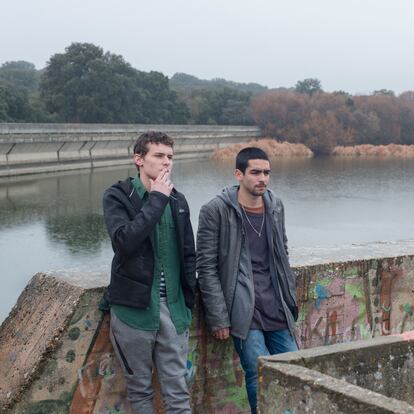 En el embalse ubicado cerca de la urbanización de Los Arroyos, en El Escorial, se ruedan las escenas de Élite con Omar Ayuso (derecha) y Arón Piper.