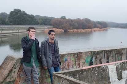 En el embalse ubicado cerca de la urbanización de Los Arroyos, en El Escorial, se ruedan las escenas de Élite con Omar Ayuso (derecha) y Arón Piper.