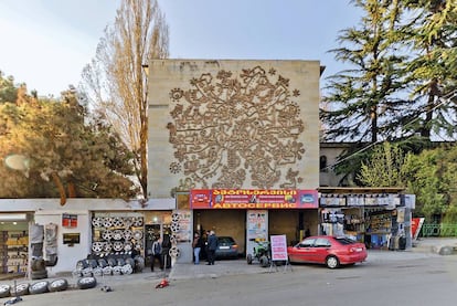 Otro edificio parasitado en Tbilisi (Georgia) tras la caída del boque socialista, en esta ocasión por un taller de recambios de ruedas. |