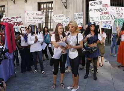 varias mujeres portan pancartas durante la cacerolada convocada por colectivos de prostitutas ante la sede del Ayuntamiento de Madrid.