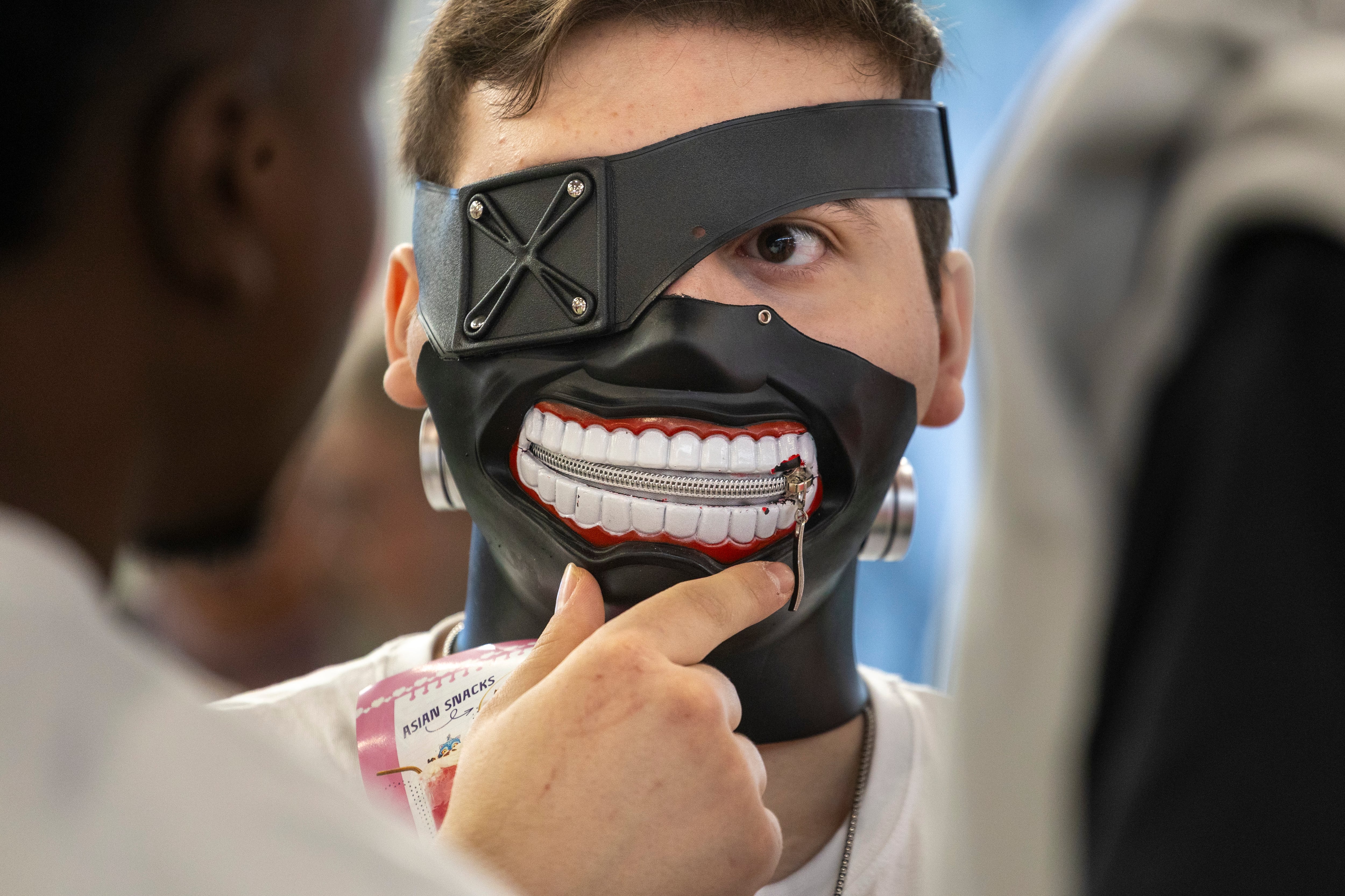 Un visitante del salón del Manga de Barcelona, este viernes.