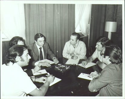 Rafael Calvo Ortega (3i) y Nicolás Redondo (3d) participan en la firma del Acuerdo Básico Interconfederal en 1979.