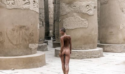 Fotografía facilitada por el fotógrafo Jesse Walker de la modelo belga Marisa Papen posando desnuda en las pirámides de Guiza, a las afueras de El Cairo, y en el Templo de Karnak (Luxor).