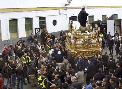 Los actores Tom Cruise y Cameron Díaz han detenido durante 40 minutos el rodaje de la película <i>Knight and day</i> en el centro de Sevilla para permitir el paso de una cofradía, que regresaba a su barrio desde la Catedral, tras haber presidido la Vigilia de la Inmaculada. La pausa se produjo hacia mediodía, cuando el equipo trabajaba en la calle Sol y tuvo que dejar pasar a la cofradía de María Auxiliadora Coronada, que regresaba a la iglesia de los Salesianos de la Santísima Trinidad. La actriz ha fotografido las imágenes religiosas con su teléfono móvil y los propios integrantes de la hermandad han explicado a los cineastas norteamericanos los detalles de la procesión.