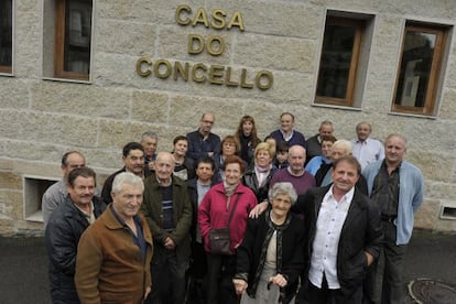 Un grupo de miembros de la Comisión del Agua de Punxín, que lucha por el esclarecer el asunto