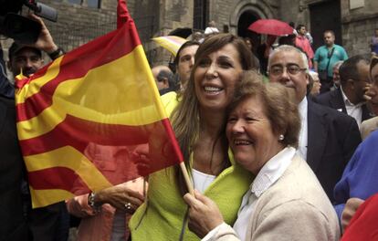 La presidenta del PPC, Alicia Sánchez-Camacho, se fotografía con una simpatizante que porta una banderea que "fusiona" la bandera española y la catalana, al finalizar un acto de su partido en la plaza del Rey de Barcelona a favor de la unidad de todos los españoles.