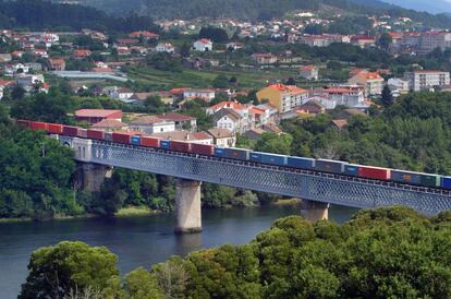 Antiguo puente internacional sobre el Miño que une Galicia y Portugal.