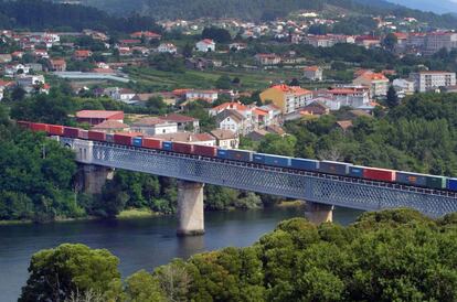 Antiguo puente internacional sobre el Mi&ntilde;o que une Galicia y Portugal.