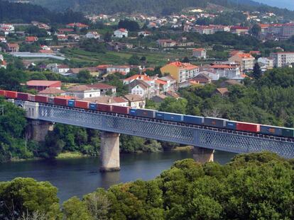 Antiguo puente internacional sobre el Mi&ntilde;o que une Galicia y Portugal.