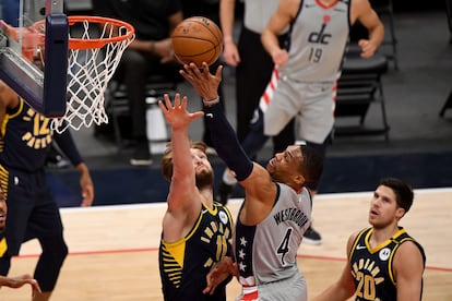 Westbrook se eleva por encima de Sabonis en el partido entre Washington e Indiana