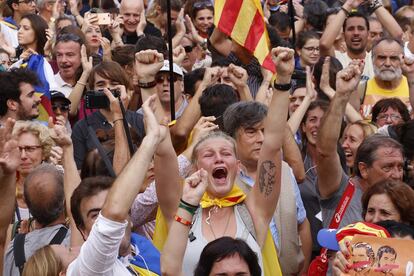 Celebración del resultado de la votación por la independencia en el Parlament entre los asistentes a la manifestación en Barcelona.