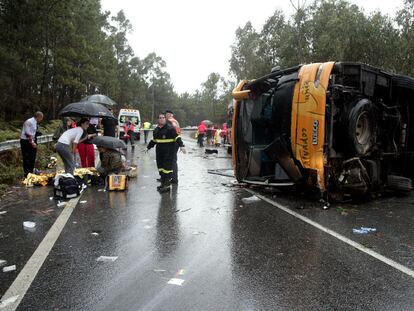 Un muerto y 25 heridos al volcar un autocar en Catoira