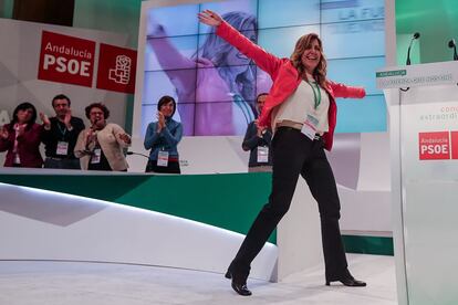 Susana Díaz sube al escenario tras proclamarse nueva secretaria general del PSOE andaluz.