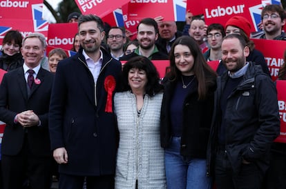 El candidato laborista Damien Egan (segundo por la izquierda) celebra su victoria en la elección parcial de Kingswood, este viernes.