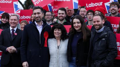El candidato laborista Damien Egan (segundo por la izquierda) celebra su victoria en la elección parcial de Kingswood, este viernes.
