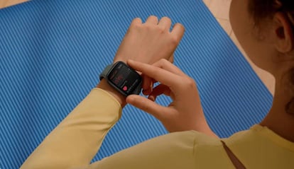 Chica con el Redmi Watch 3 Active