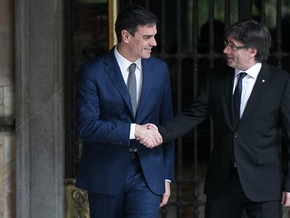 Encuentro entre el entonces lider del PSOE, Pedro Sanchez, y el presidente de la Generalitat, Carles Puigdemont, en 2016.