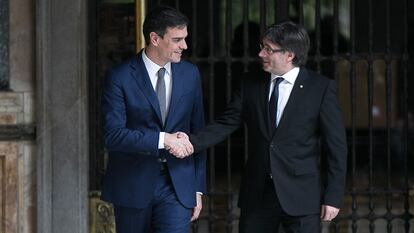 El entonces líder del PSOE, Pedro Sánchez y el presidente de la Generalitat, Carles Puigdemont, en una foto de 2016, durante su encuentro en el Palau de la Generalitat.