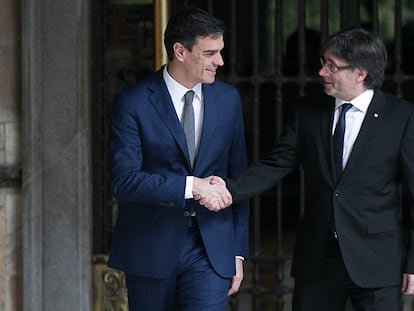 El entonces líder del PSOE, Pedro Sánchez y el presidente de la Generalitat, Carles Puigdemont, en una foto de 2016, durante su encuentro en el Palau de la Generalitat.