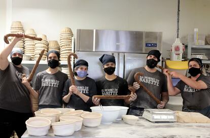 Parte del equipo de El Horno de Babette con los primeros Garrotes del Santo del 2021. A.A