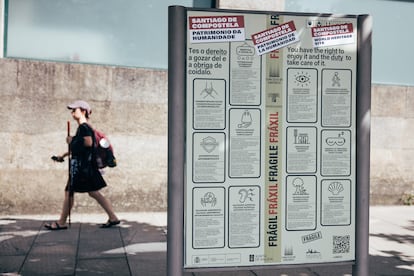 Señalización urbana en Santiago de Compostela con indicaciones para evitar el turismo incívico que sufre la ciudad.