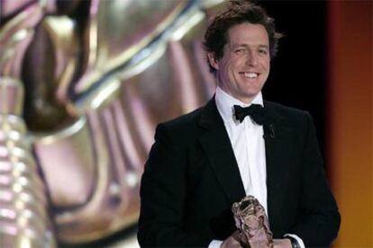 Hugh Grant posa con el premio César de Honor que le ha entregado la Academia francesa de Cine