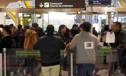 Pasajeros en el control de seguridad del aeropuerto de Madrid-Barajas.