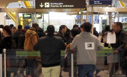 Pasajeros en el control de seguridad del aeropuerto de Madrid-Barajas. 