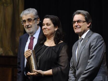 Care Santos, entre Jos&eacute; Manuel Lara y el presidente Artur Mas, ayer.