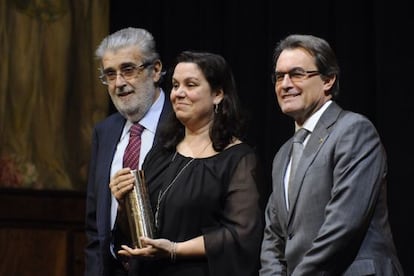 Care Santos, entre José Manuel Lara y el presidente Artur Mas, ayer.