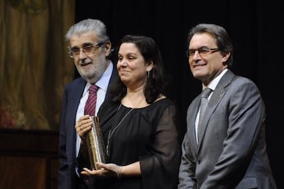 Care Santos, entre Jos&eacute; Manuel Lara y el presidente Artur Mas, ayer.