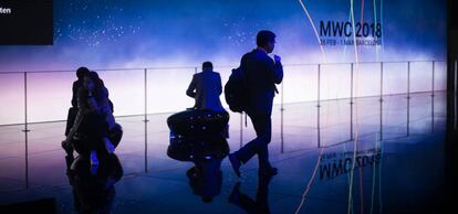 Varios congresistas descansan y usan sus dispositivos móviles durante el MWC.