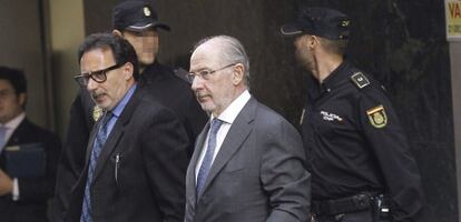 El expresidente de Bankia Rodrigo Rato (en el centro), a su salida de la Audiencia Nacional. EFE/Archivo