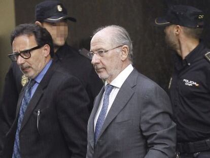 El expresidente de Bankia Rodrigo Rato (en el centro), a su salida de la Audiencia Nacional. EFE/Archivo