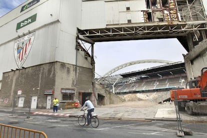 Trabajos de derribo de la tribuna Principal de San Mamés.