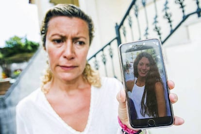 Diana López showing a picture of her missing daughter.