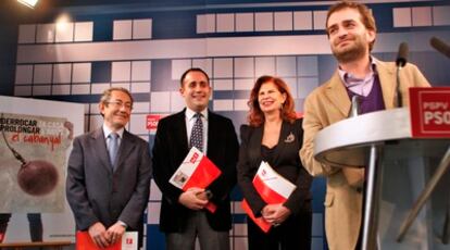 De izquierda a derecha, Ángel Luna, Jorge Alarte, Carmen Alborch y Salvador Broseta, durante la presentación de la campaña del PSPV-PSOE en defensa de El Cabanyal.