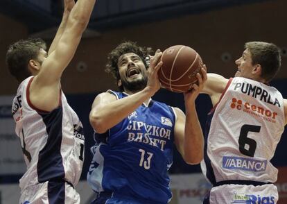 Maxi Kleber y Pavel Pumprla defienden ante David Doblas, del Gipuzkoa Basket.