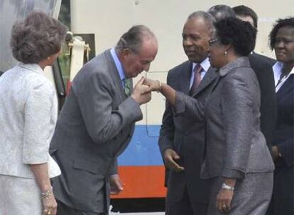El primer ministro trinitense recibe a Don Juan Carlos y Doña Sofía.