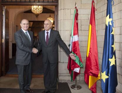 Ares (derecha) y Fernández Díaz clausurarán del congreso el domingo.