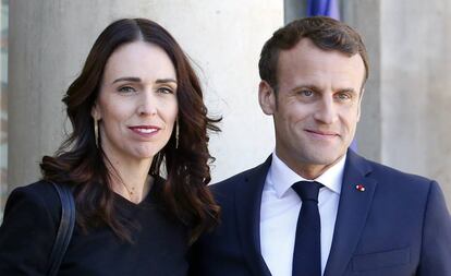 La primera ministra neozelandesa, Jacinda Arden, recibida en el Elíseo por el presidente francés, Emmanuel Macron 