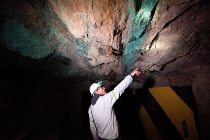 Un geólogo señala minerales de tierras raras halladas en Vanrhynsdorp (Sudáfrica). 